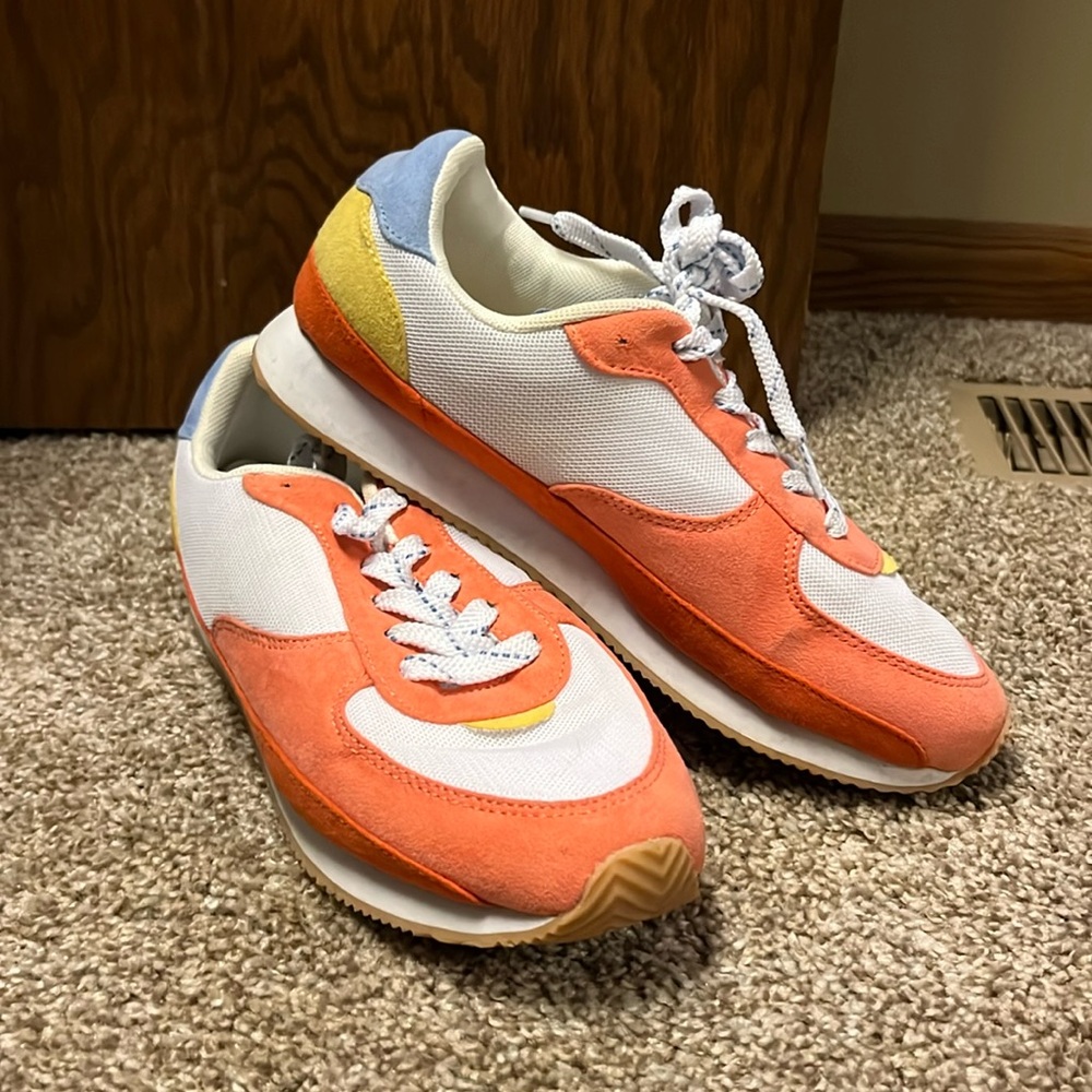 Boutique brand tennis shoes. Very comfy, size 8.5